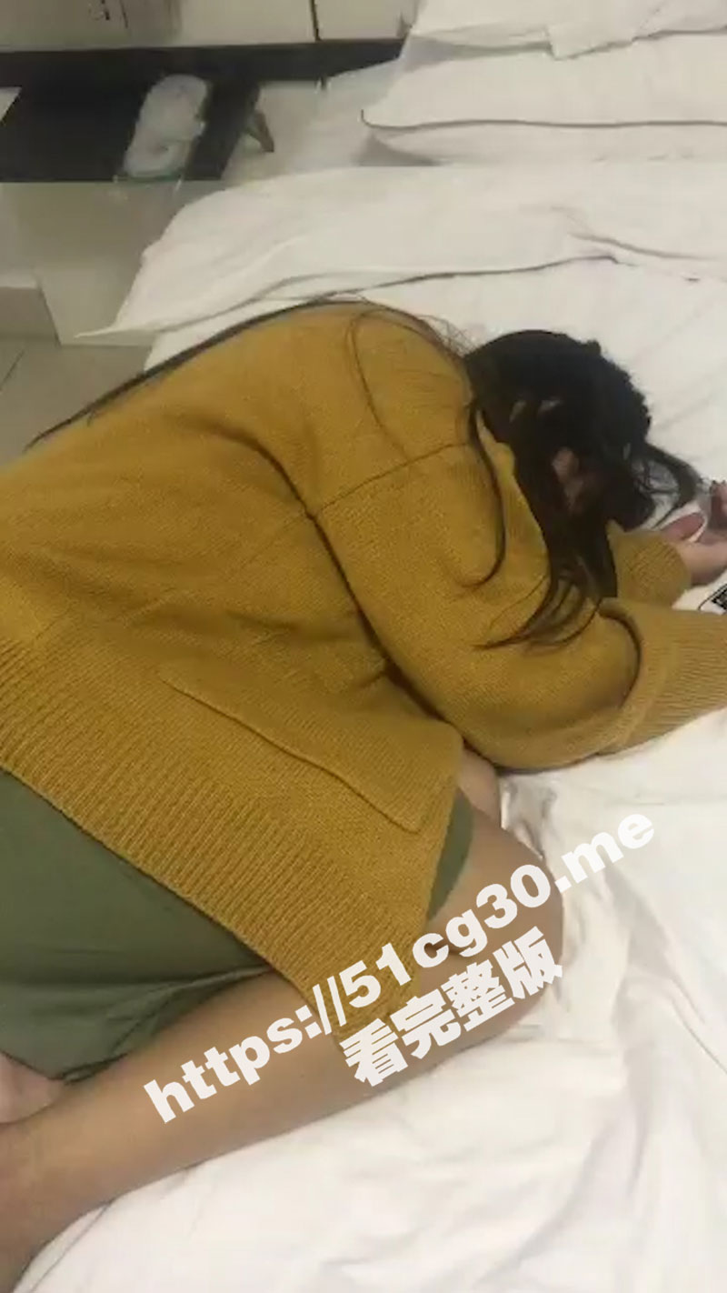 约公司巨乳同事妹子外出喝酒 灌醉后带到酒店 各种玩弄无套内射 顺便拍下视频 威胁同事下次还能继续操！