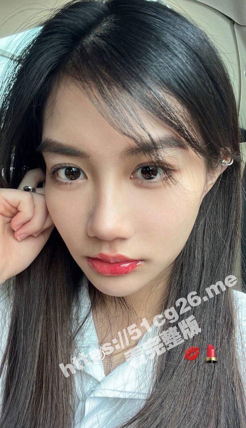 西南交大神仙颜值大三学妹 宋采薇 表面清纯的反差婊 跪地给金主舔蛋蛋舔鸡巴 极品白虎嫩穴馒头逼被疯狂抽插