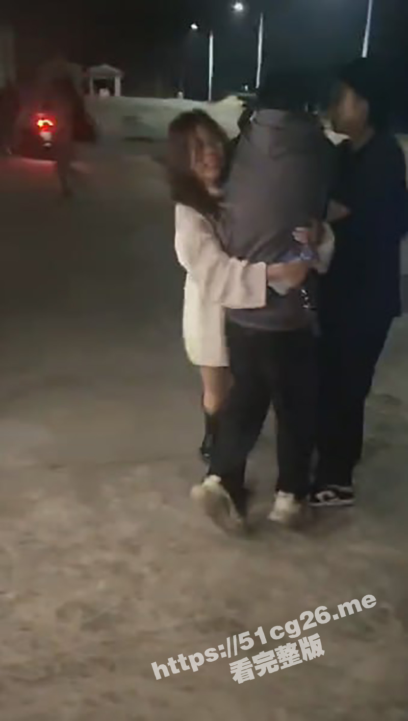 广东海丰县桥东 两个精神小妹为了男人大打出手 精神小伙这么抢手吗？