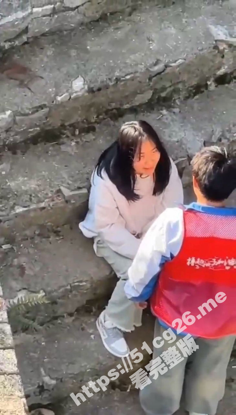 景区工作人员竟然把自己小女友带到景区里口交 直接深喉猛怼把女友干呕吐了