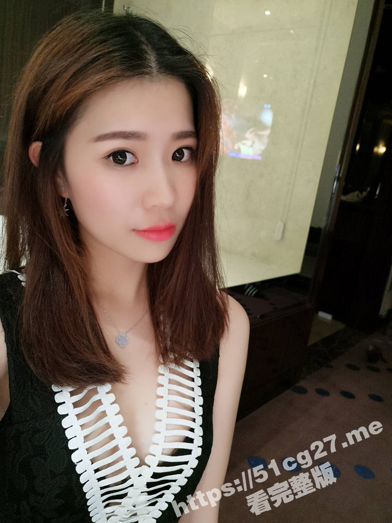 瓜友分享一个包包的价格拿下的高冷御姐 是化妆品店内销售 刚开始还有点高冷 后来在她家里发现了自慰器！