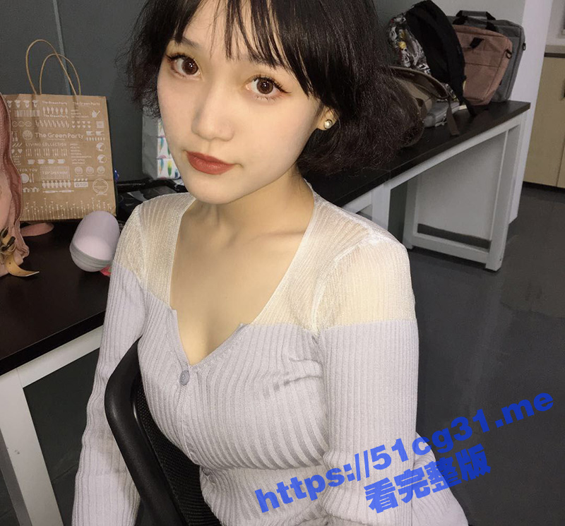 瓜友分享极品骚货小母狗 吃鸡巴很有一套 戴上眼镜很骚 瓜友被舔得飘飘欲仙！