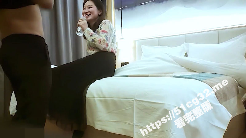 “你有没有干过医生 我不就是用来被你艹的吗？”良家女医生被大鸡巴插入后瞬间变了个人 一开始还说只是过来聊聊天