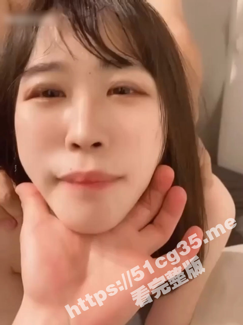绿帽男找好兄弟操自己的老婆 自己跟老婆深情对望 最后射在老婆的脸上