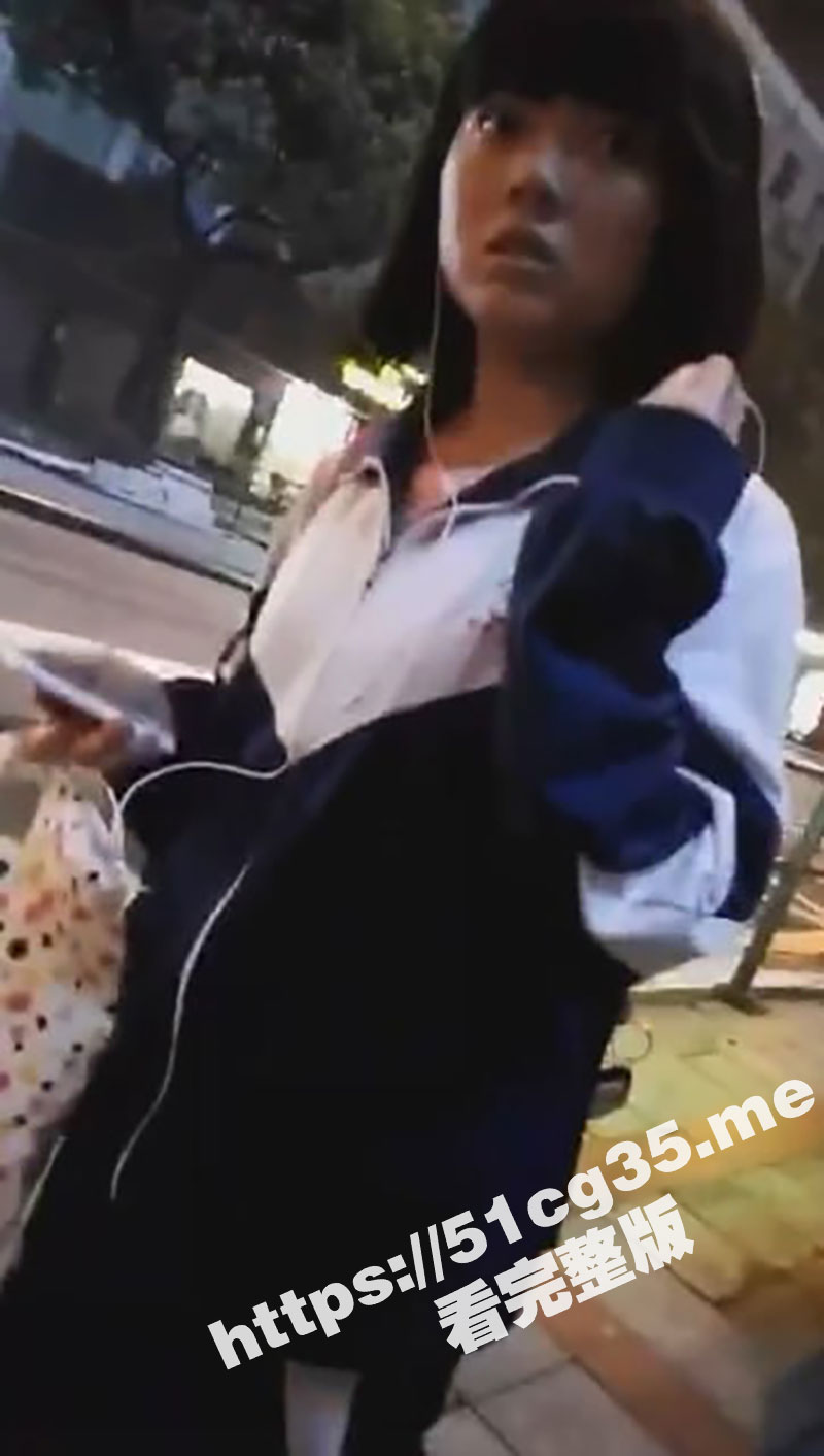 这个真牛逼 真实搭讪高中生学妹 路边直接脱鞋摸脚最后直接舔上了