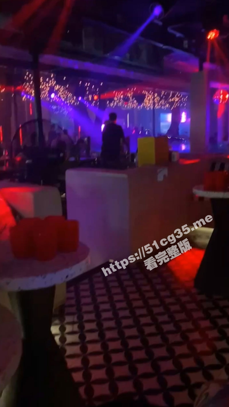 极品反差母狗酒吧发情 被带去洗手间爆操 撅着雪白屁股被抠到高潮