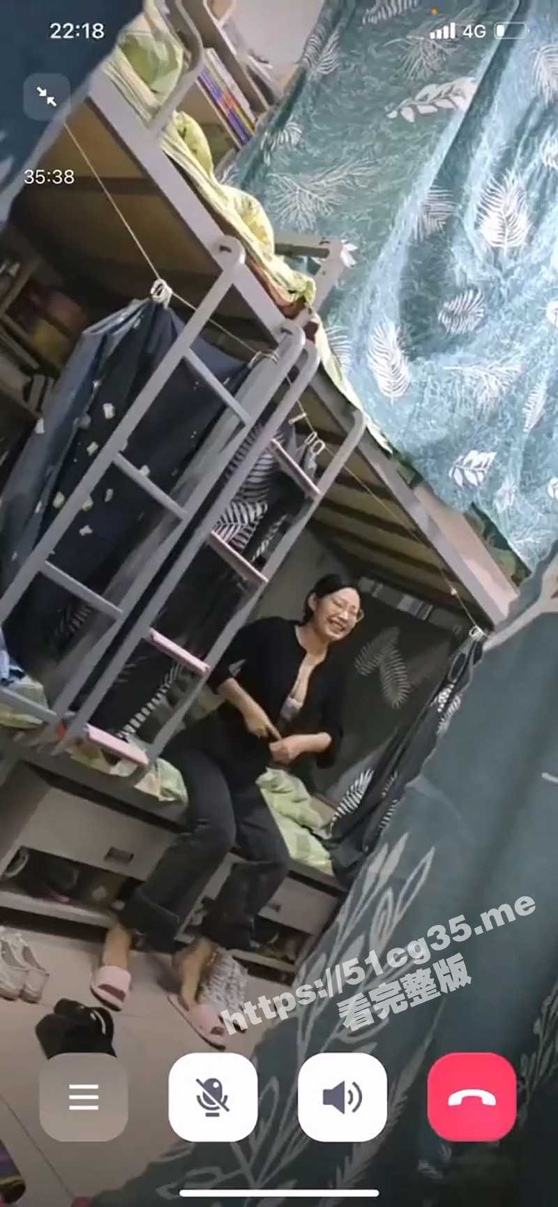 精神小伙指使女友偷拍室友的大奶子 好想上去捏一把呀！