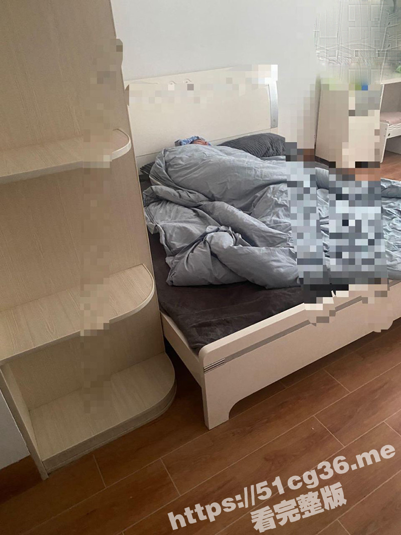 哥哥高烧躺床上 老弟厨房内射三十多岁的少妇嫂子 嫂子高潮不断捂住嘴巴不敢发出声音！
