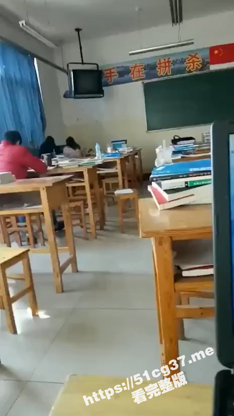 反差母狗老师 在教室里给男同学深喉吃鸡巴 还有其他同学在补习 谁认识这个老师？