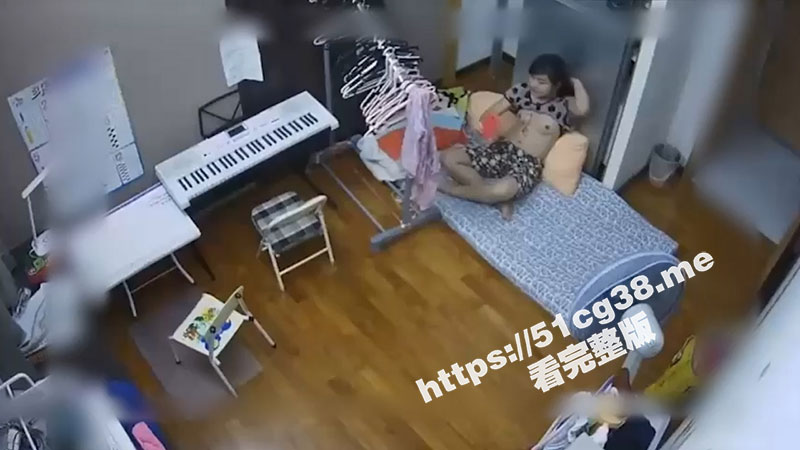 背井离乡到香港做佣人 空虚寂寞冷啊 香港雇主看监控 发现菲佣竟在客厅里开裸聊自慰