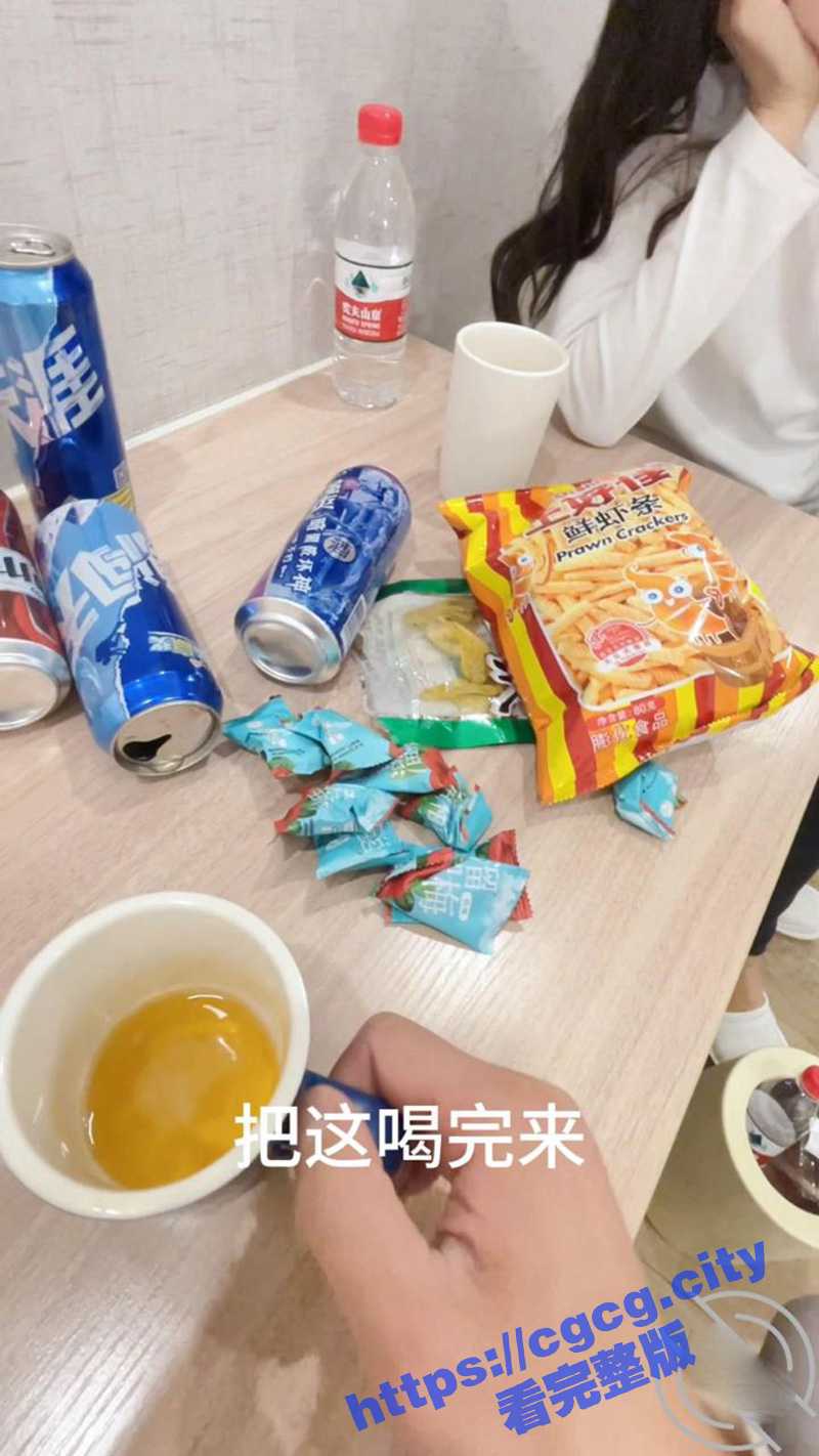 海角泡良大神力作！气质高贵的房东少妇 像条狗一样被我栓在酒店门口 后入她灌满精液的小穴！