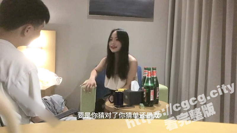 真心话大冒险系列！老哥夜店带回来的大四女生 给女生亲脚背体验女王的感觉立马沦陷 聊天细节满满！