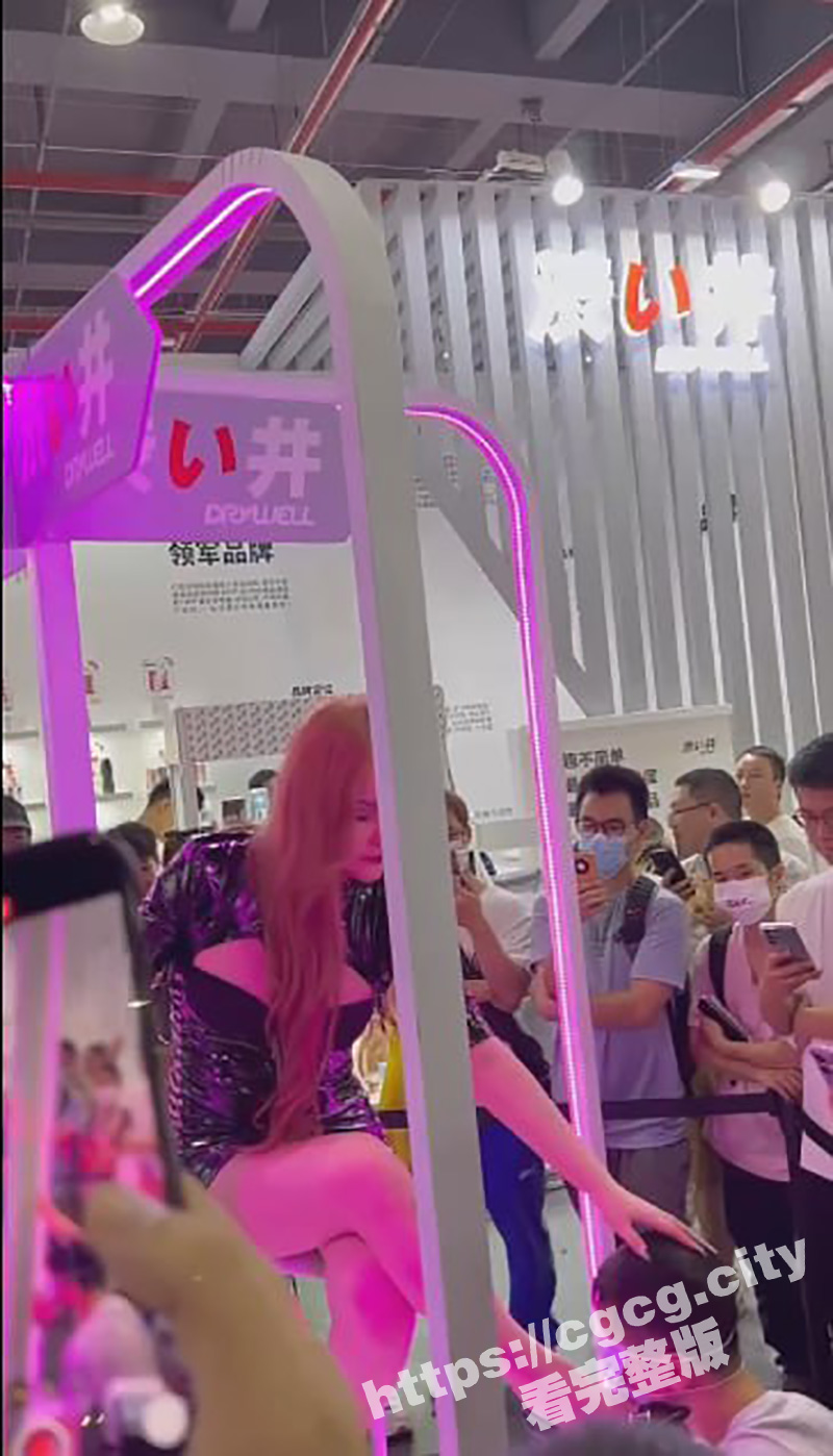 这是哪位瓜友 情趣展大庭广众直接给女主人舔高跟鞋