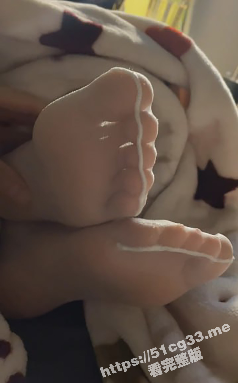 兄妹乱伦！禽兽哥哥趁妹妹睡觉 玩弄妹妹的白丝小脚 摸醒之后后入无套内射！