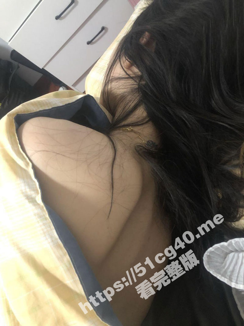 母子乱伦！老爸不在家 陪36岁年轻后妈做完瑜伽 忍不住把我的小后妈抱到了老爸婚房大床 无套内射继母