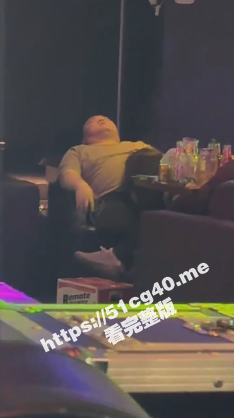 青岛奥斯卡酒吧吃鸡门！可爱嫩妹当众给胖子口交 瞬间引起酒吧众人围观合影！1分50秒口交视频全网疯传！