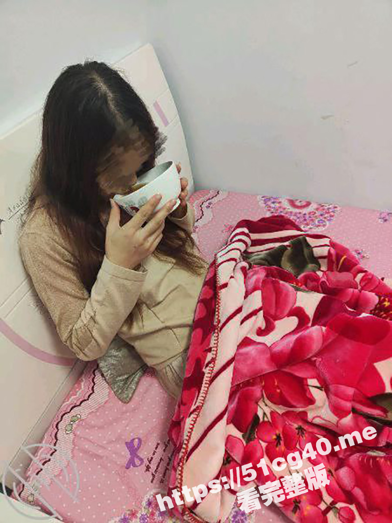 好吃不过饺子 好玩不过嫂子！嫂子发烧40度 我趁虚而入强干嫂子 被干喷水3次床单全湿了！