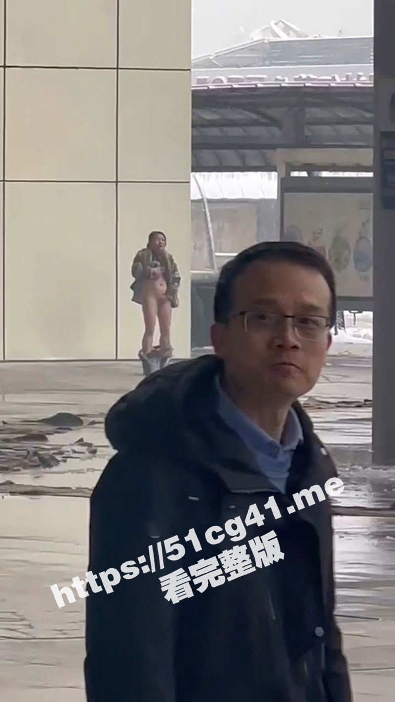 主人的任务？襄阳大街上一痴女淡定自慰 旁边人来人往 还有人上去搭讪
