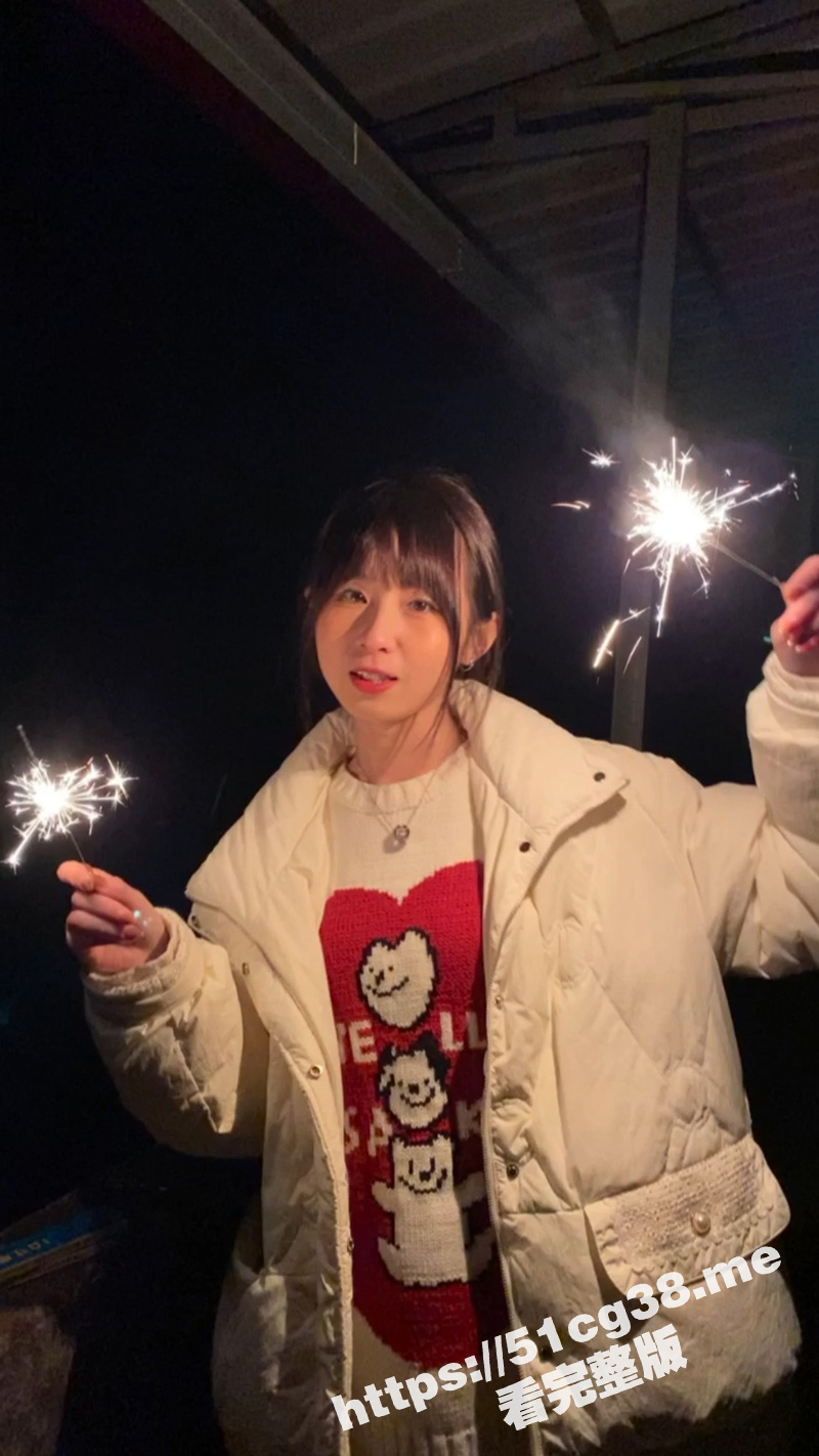 表哥灌醉刚满20岁的表妹 穿着校服醉酒后迷迷糊糊做爱 BB粉嫩毛毛都没长全 鸡巴都很难插进去！