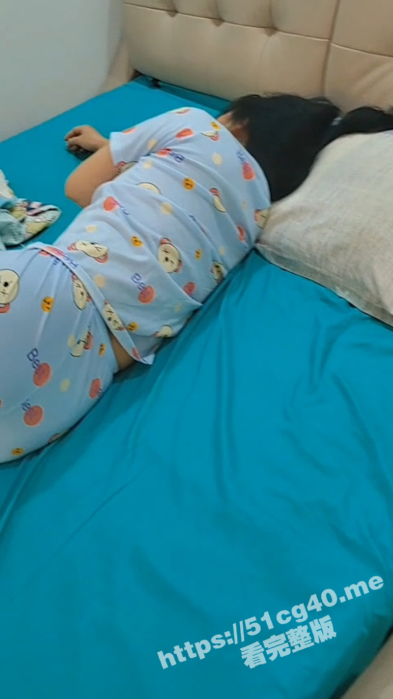 披风少年爱老妈！清晨大干老妈 老妈一直哎哟哎哟在呻吟 连续高潮两三次 床单都湿了一大片！