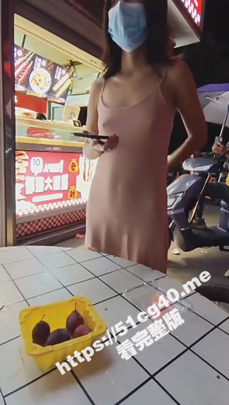 反差母狗真空透视装当街露出 丝毫不在意路人眼光 被人拍摄也无所谓