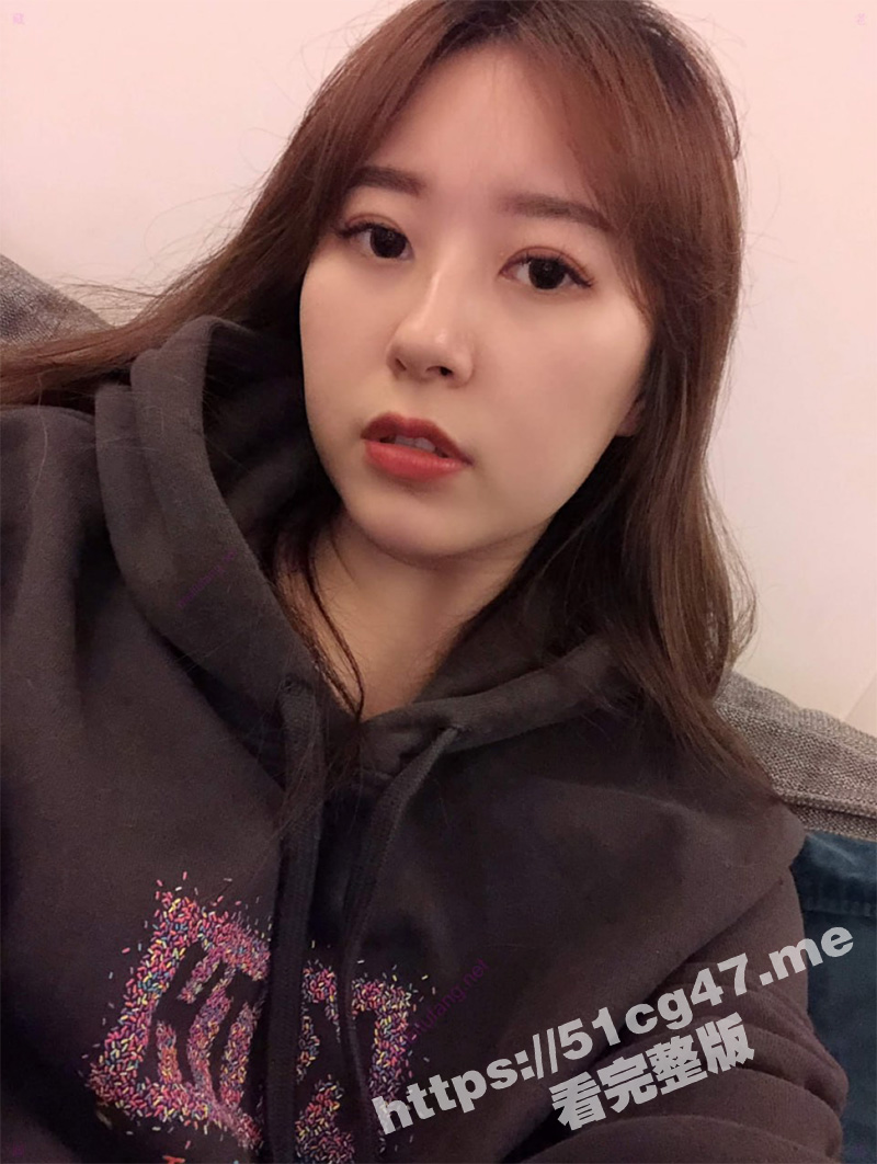 反差婊情侣泄密！表面乖乖女背地里拿着假阳具炫耀 舔鸡巴时口技十分娴熟 还被干出姨妈血！