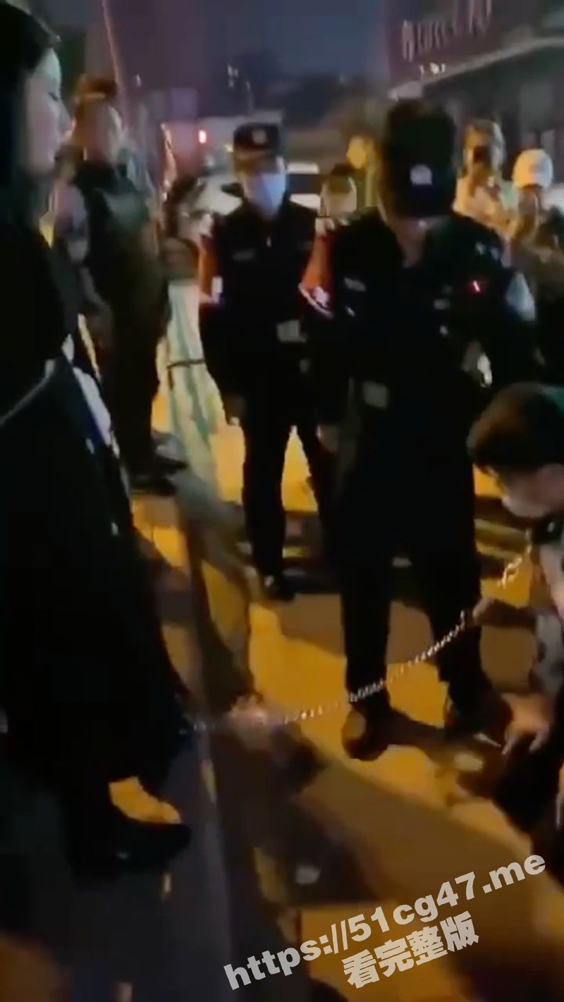 主人的任务！美女溜男朋友遭围观 好好的人你不当 要当狗是吧！