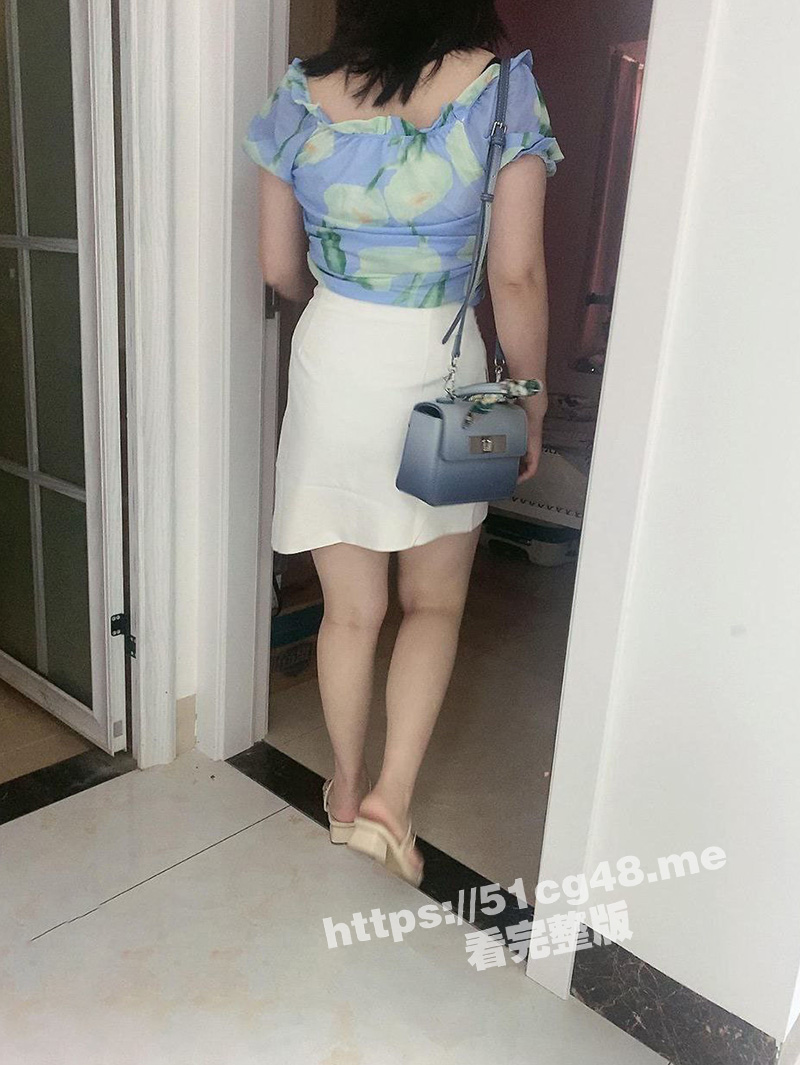 叔嫂乱伦 大哥一出门嫂子就骚起来了 出租屋换上丝袜和情趣内衣 这下可以肆无忌惮的操嫂子的骚穴了