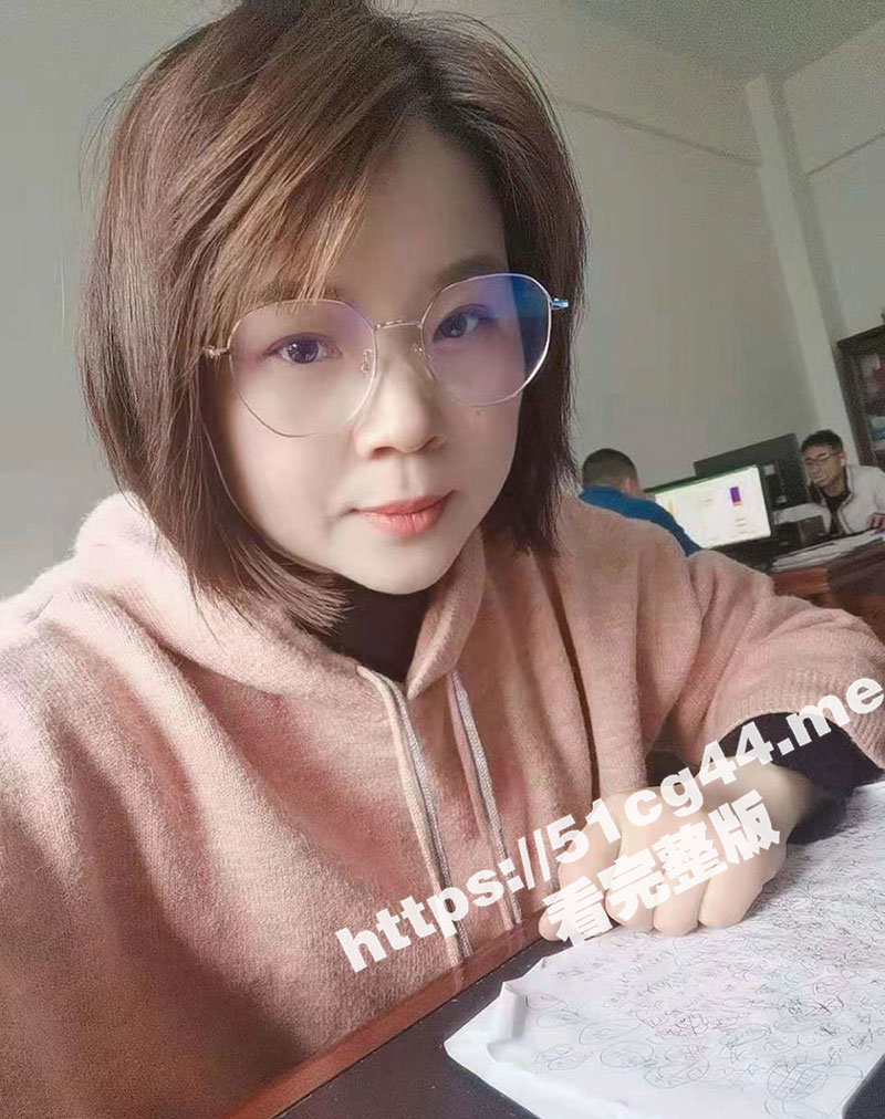 眼镜公务员骚母狗跟领导偷情 看着奶还有坐骑的动作 应该有三十大几了吧 坐得那么凶 真饥渴啊