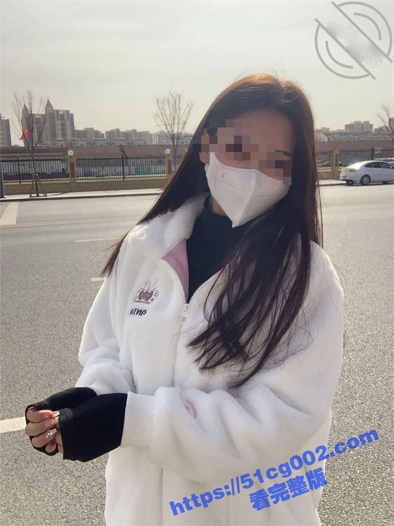 灌翻美女邻居 不顾幼儿园在家 把美女邻居灌醉 按在床上使劲爆操女邻居大屁股！
