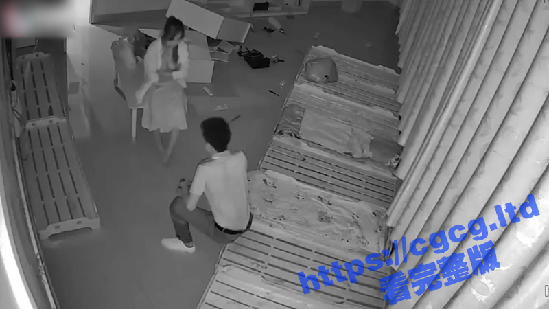 监控记录真实强奸！屌丝男到幼儿园幼师女友复合不成功 一怒之下在幼儿园里直接强上她 真猛！