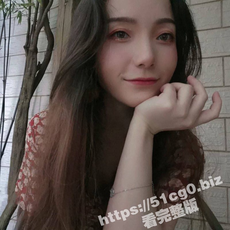 瓜友投稿高中女同学！现在乌鲁木齐做化妆品导购员 同学聚会的时候喝多了直接拿下！