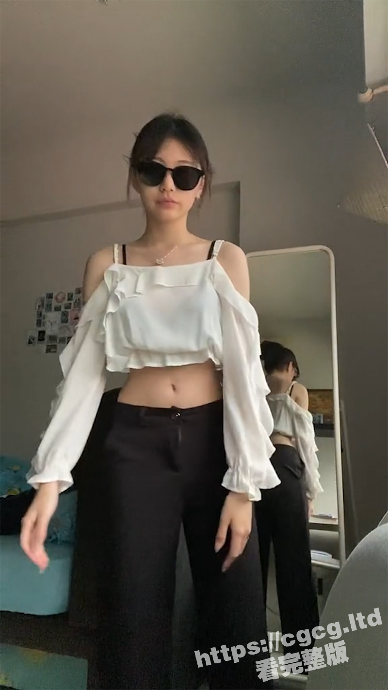 超粉嫩眼镜学生妹自拍视频流出 逼毛都还没长齐 是真的嫩 在家脱下内裤扣粉嫩一线天小穴