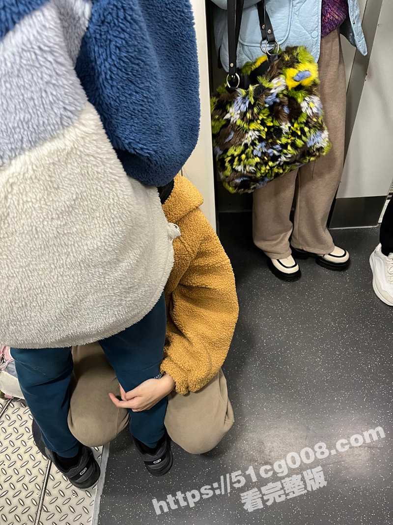 上海二号线 地铁上妹子给男友口交 这个拍摄角度也太刁钻了！
