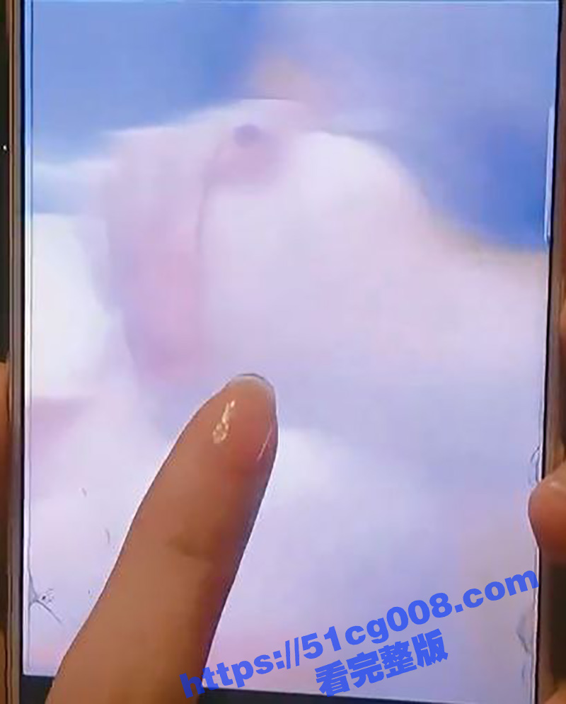 主持人马卉直播时疑现不雅照 全国少儿春晚主持人 演员马卉抖音直播翻看自己手机相册时翻车 惊现不雅照 马老师奶保真吗