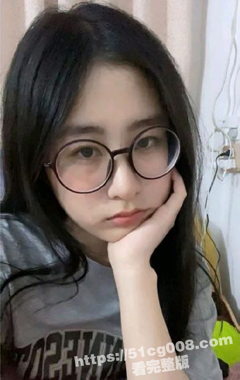 广西贵港 八塘 华南高级中学二校区 18岁高中清纯学生妹 自拍嫩逼视频被曝光