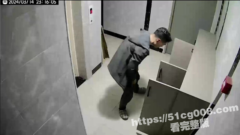四川 国奥公馆小区 大半夜的不睡觉 偷女邻居的鞋一边闻一边打飞机 被监控拍个正着 在业主群曝光