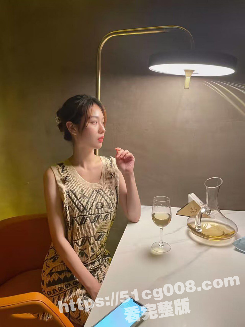 约炮 高颜值清纯美女 软磨硬泡三个月终于拿下 拍照是那么的优雅文静 床上就成了骚浪贱货