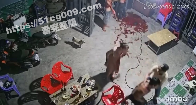越南兄弟相残 因喝酒起冲突 哥哥回家拿刀捅杀弟弟 满地鲜血不治身亡！