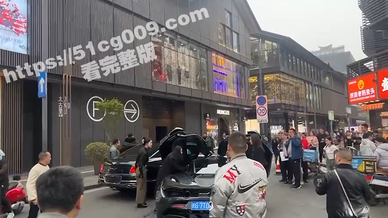 成都太古里 宾利女富婆携闺蜜 捉奸迈凯伦渣男 这几个妹子的质量都很高啊！