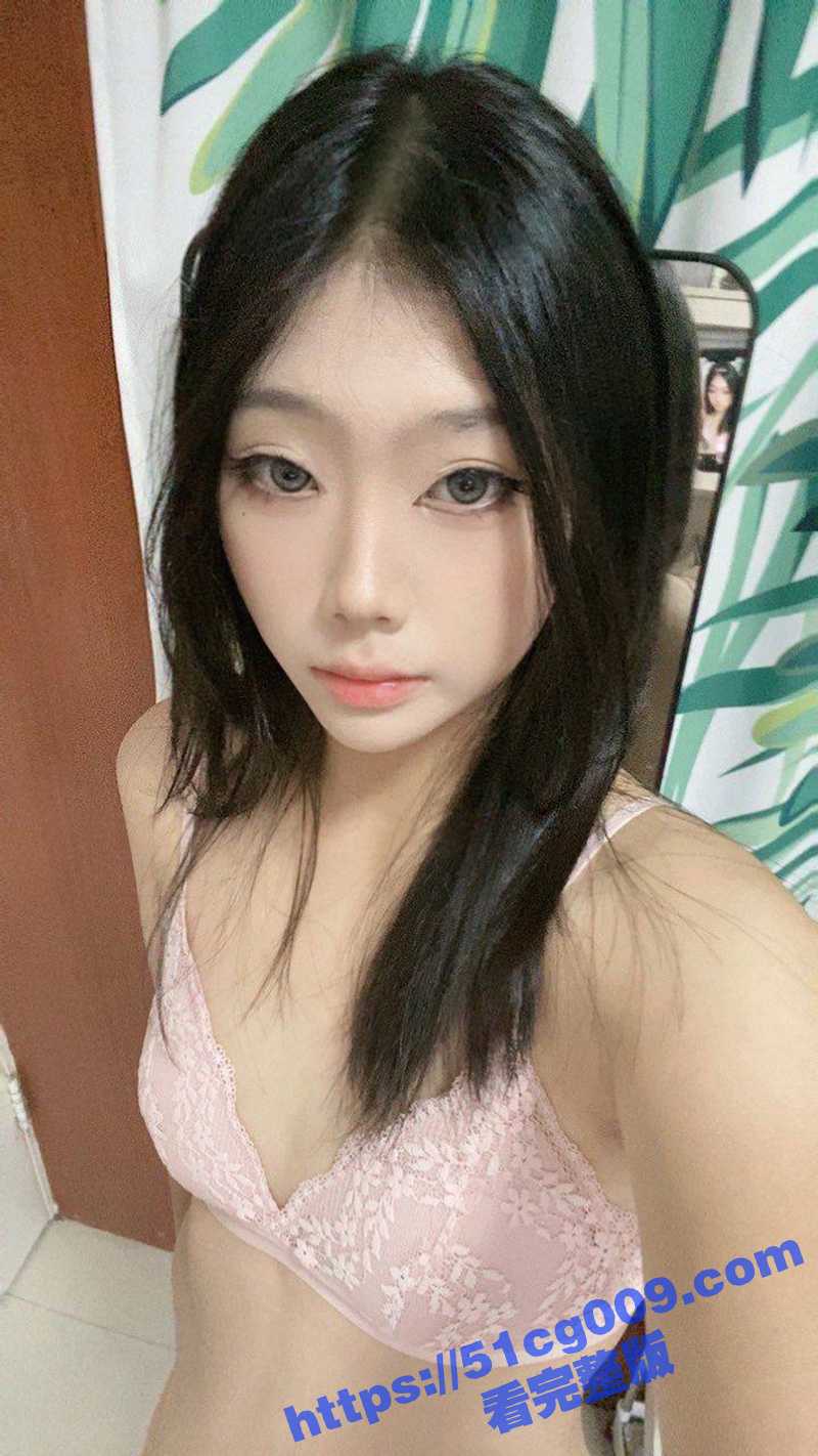 广州第二师范学院 李丹妹 边上学边在网上卖定制视频 被人认出 带着口球骑乘假肉棒太骚了！
