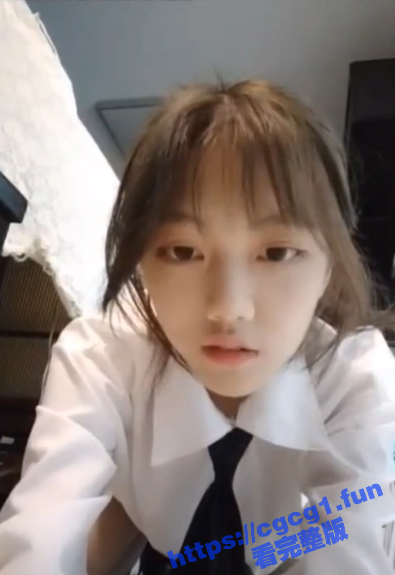 反差女主播 在家直播自慰 老妈不知道从哪里得知的消息 回家当场抓包！
