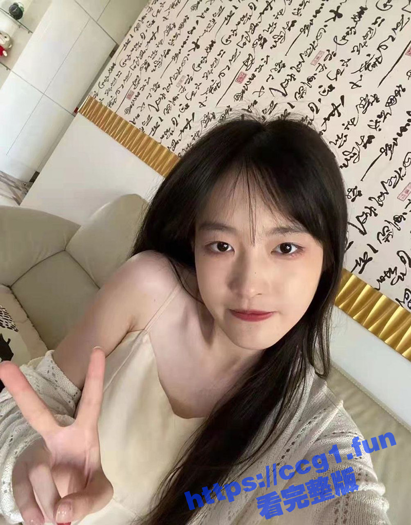 去张家界旅游找的商务伴游大学生 每天晚上都会跟男朋友视频 我就在被子下面舔她逼 玩的就是刺激！