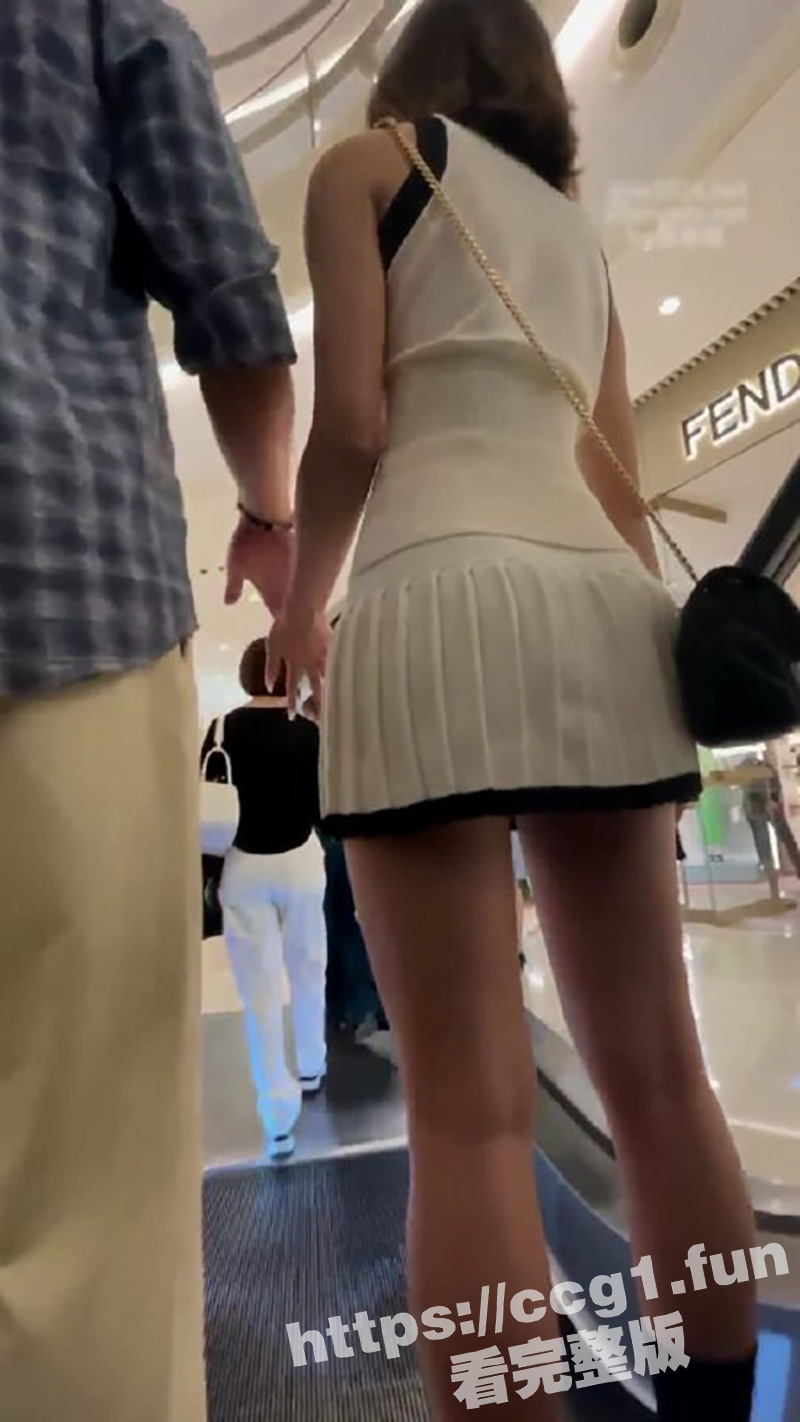 偷拍大神 商场尾随偷拍抄底 专挑情侣下手 黑色包臀裙大长腿 黑丝jk黑森林 太刺激了