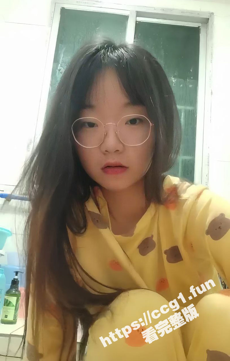 北京工商大学 极品反差大一新生眼镜妹 严姝妮 为了奖学金主动发裸聊视频勾引导员 结果被同学发现曝光视频