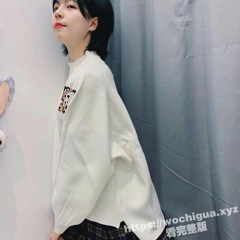 在学校非常清纯文静的反差学妹 在床上黑丝制服骑乘动得比谁都快 脸都操红润了 一定爽翻了