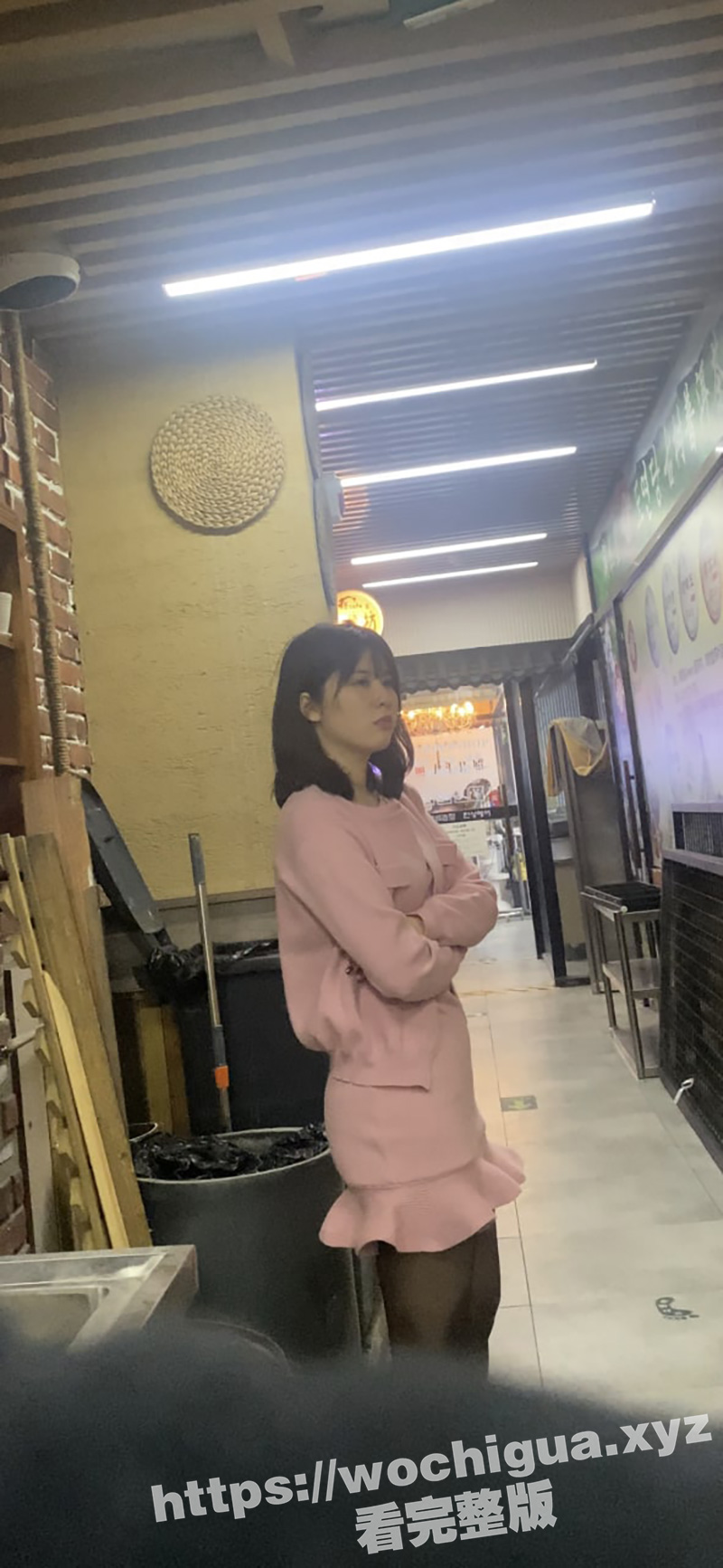 最新厕所偷拍 偶遇一个大屁股黑丝美少妇 这么高的颜值不拍你 岂不是很遗憾