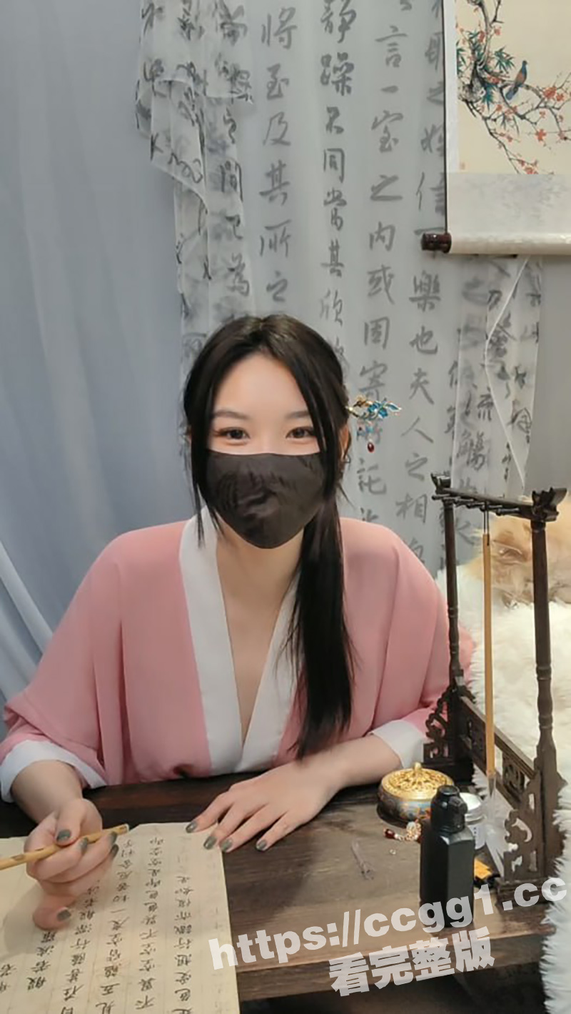 古风女神直播 一边挥洒笔墨 一边给大家展示自己的美乳和嫩穴 皮肤白皙身材绝佳 一个字 妙！