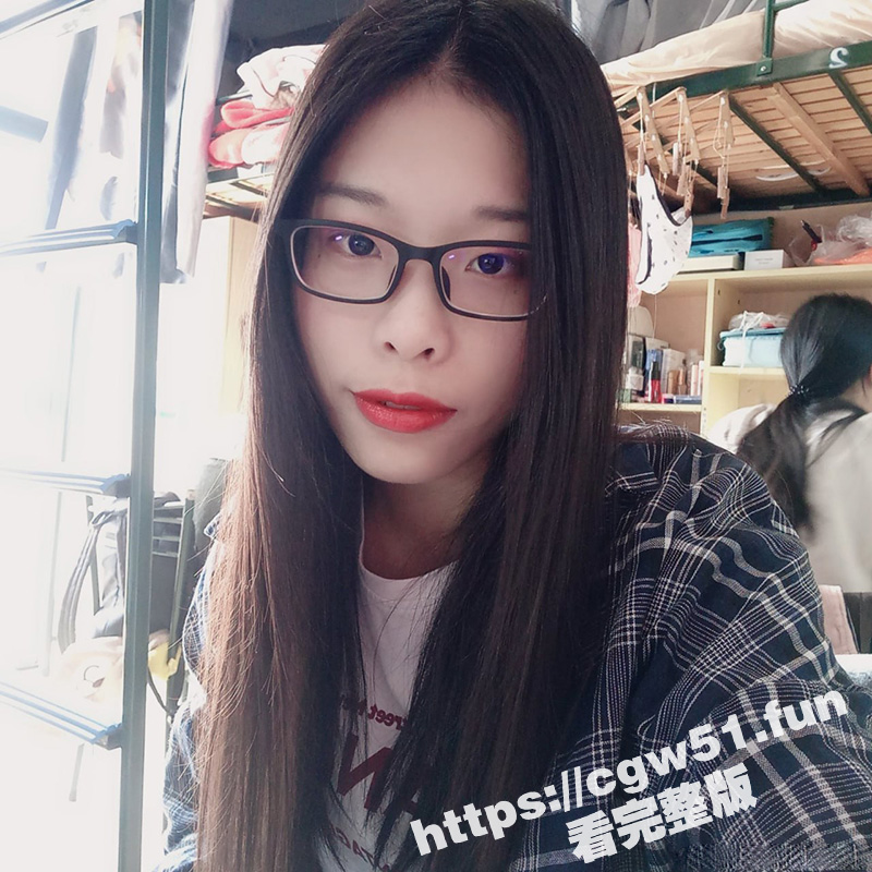 福州春晖小学 反差老师与男友私密视频照片流出 戴个骚眼镜 超级喜欢吃鸡巴 完美露脸！
