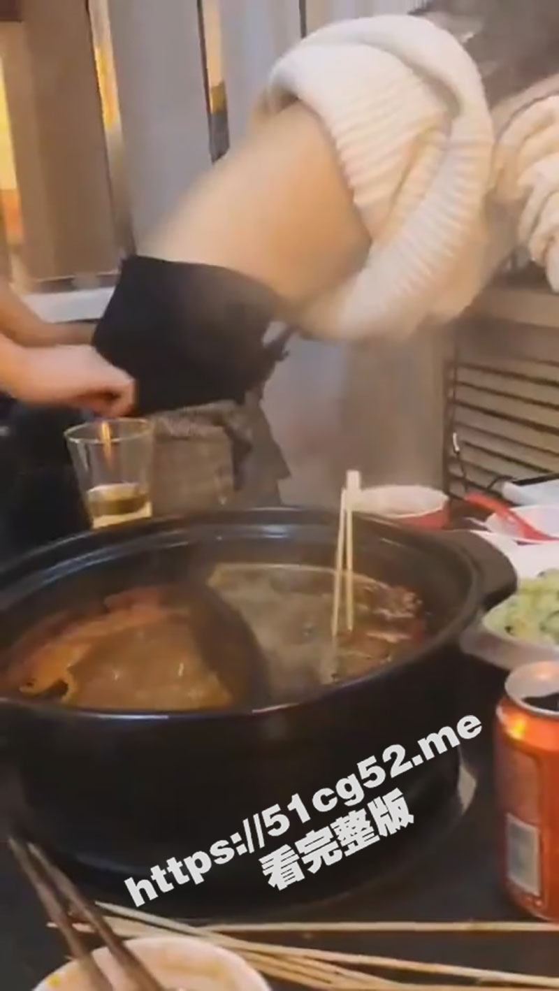 “我媳妇湿了吗 你就摸” 绿帽男一边吃火锅 一边看好兄弟当面抠老婆的小嫩穴